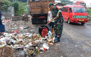Babinsa Koramil 2303/Pulomerak Bersama Warga Gelar Karbak Bersihkan Drainase dan Lingkungan Permukiman