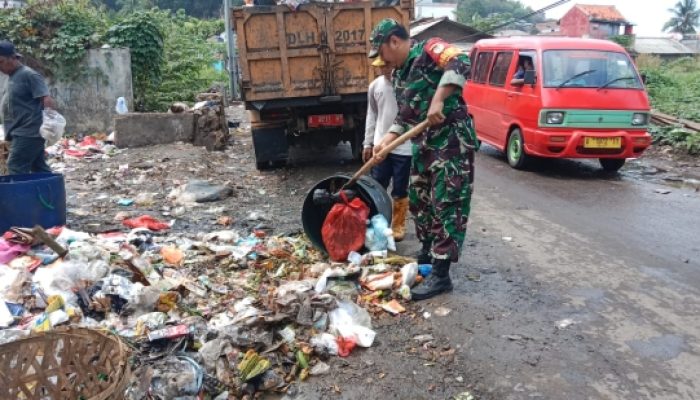Babinsa Koramil 2303/Pulomerak Bersama Warga Gelar Karbak Bersihkan Drainase dan Lingkungan Permukiman