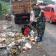 Babinsa Koramil 2303/Pulomerak Bersama Warga Gelar Karbak Bersihkan Drainase dan Lingkungan Permukiman