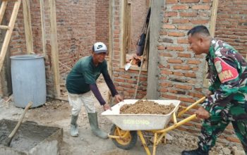 Babinsa Koramil 2307/Ciwandan Gotong Royong Bantu Perbaikan Rumah dan Pembangunan Irigasi Warga