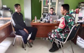 Babinsa Koramil 2302/Bojonegara Perkuat Keamanan dan Semangat Gotong Royong Melalui Komsos Bersama Warga