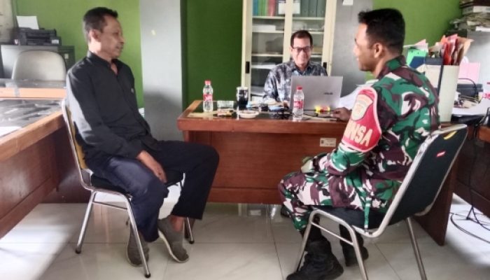 Babinsa Koramil 2302/Bojonegara Perkuat Keamanan dan Semangat Gotong Royong Melalui Komsos Bersama Warga