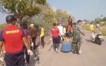 Babinsa Koramil 2304/Anyar Bersama Warga Gelar Karbak Bersihkan Sampah Demi Lingkungan Sehat