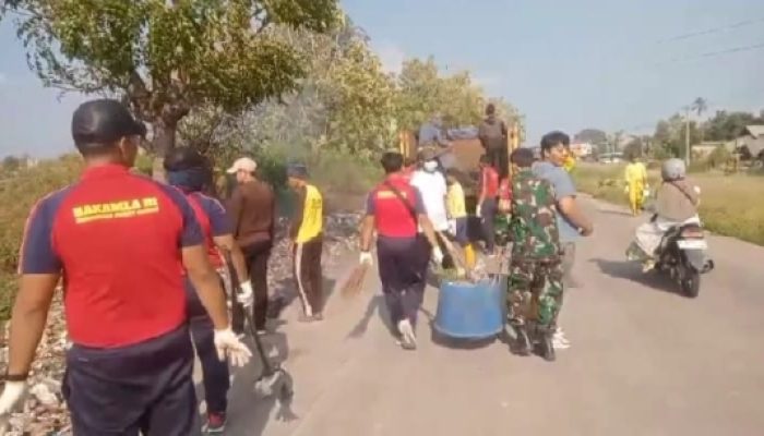 Babinsa Koramil 2304/Anyar Bersama Warga Gelar Karbak Bersihkan Sampah Demi Lingkungan Sehat