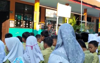 Babinsa Koramil 2303/Pulomerak Tanamkan Karakter dan Wawasan Kebangsaan kepada Generasi Muda