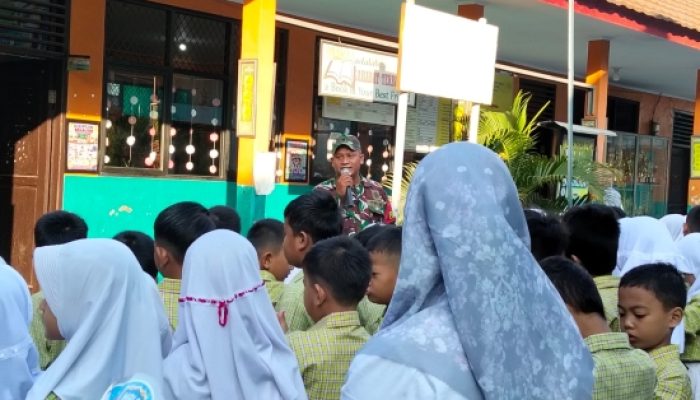 Babinsa Koramil 2303/Pulomerak Tanamkan Karakter dan Wawasan Kebangsaan kepada Generasi Muda