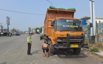 Polsek Kragilan Sikat Truk Parkir Sembarangan di Gerbang Tol Ciujung, Keselamatan Pengguna Jalan Jadi Prioritas