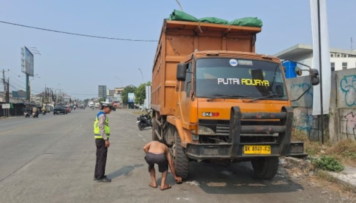 Polsek Kragilan Sikat Truk Parkir Sembarangan di Gerbang Tol Ciujung, Keselamatan Pengguna Jalan Jadi Prioritas