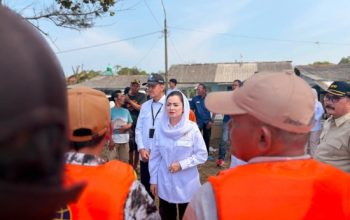 Legislator Gerindra Novita Wijayanti Salurkan Life Jacket untuk Nelayan Cilacap, Tegaskan Keselamatan Pelayaran Harus Jadi Prioritas