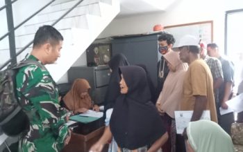 Babinsa Koramil 2301/Cilegon Kawal Pendataan Ulang dan Penyaluran Bantuan Sosial demi Tepat Sasaran