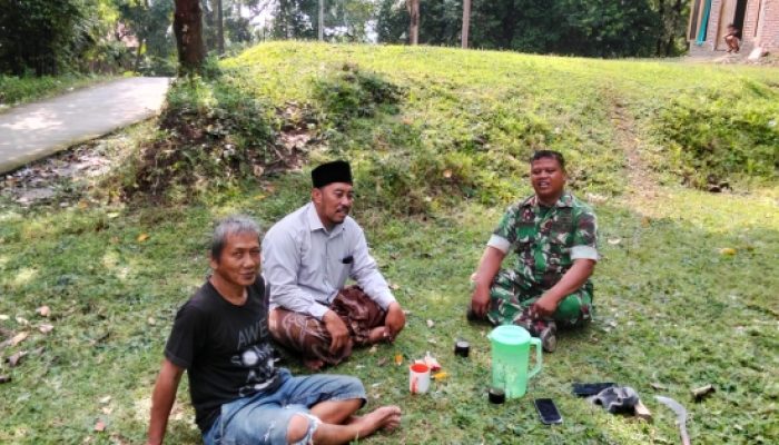 Babinsa Koramil 2306/Mancak Perkuat Gotong Royong dan Kepedulian Lingkungan Lewat Komsos Bersama Warga