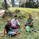 Babinsa Koramil 2306/Mancak Perkuat Gotong Royong dan Kepedulian Lingkungan Lewat Komsos Bersama Warga