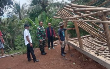 Babinsa Koramil 2305/Cinangka Gotong Royong Bersama Warga Bersihkan Puing Rumah dan Sampah di Bantaran Sungai
