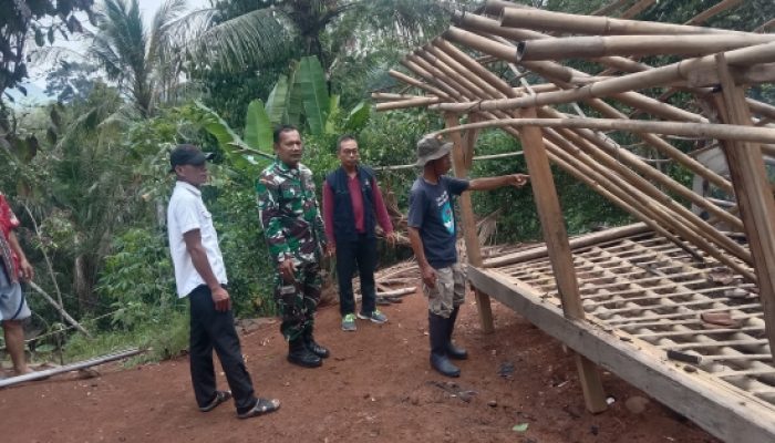 Babinsa Koramil 2305/Cinangka Gotong Royong Bersama Warga Bersihkan Puing Rumah dan Sampah di Bantaran Sungai