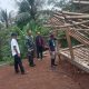 Babinsa Koramil 2305/Cinangka Gotong Royong Bersama Warga Bersihkan Puing Rumah dan Sampah di Bantaran Sungai