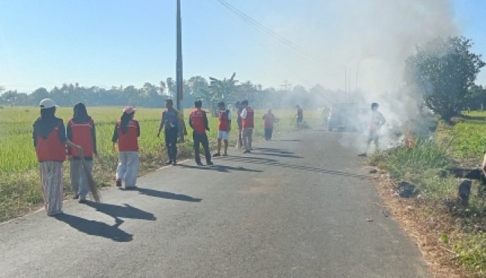 Sambut HUT ke-80 RI, Kelurahan Maradekaya, Sabintang, Bajeng Kec- Pattallassang Gelar Jum’at Bersih: Gotong Royong Percantik Bahu Jalan dengan Semangat Merah Putih