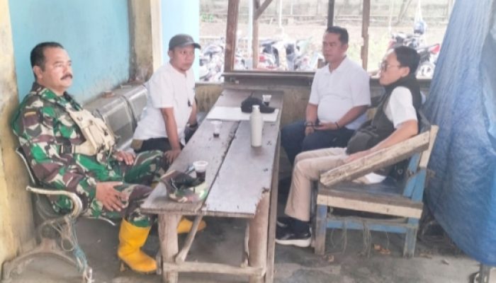 Babinsa Koramil 2302/Bojonegara Perkuat Keamanan dan Semangat Gotong Royong Lewat Komsos Bersama Warga