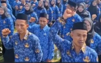 Di Ruang Kelas, Guru Mengajar Tuk Masa Depan Bangsa, di Rumah, Anak Menunggu Gajinya yang Belum Dibayar