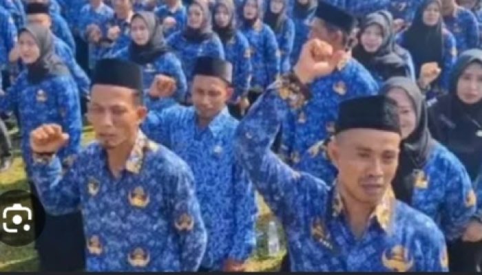 Di Ruang Kelas, Guru Mengajar Tuk Masa Depan Bangsa, di Rumah, Anak Menunggu Gajinya yang Belum Dibayar