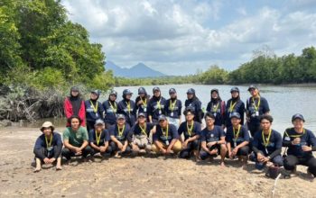 KKN-PPM UGM Bakam Bercerita 2026 Tanam 1.200 Bibit Mangrove di Sungai Layang