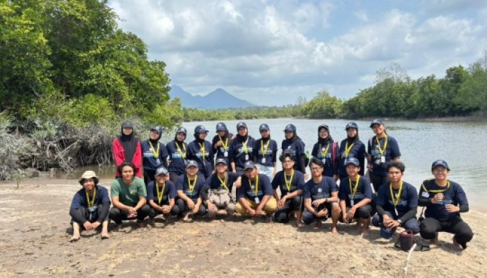 KKN-PPM UGM Bakam Bercerita 2026 Tanam 1.200 Bibit Mangrove di Sungai Layang
