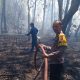 Polisi Di Maros Turut Serta Warga Dan Damkar Padamkan Api Kebakaran Lahan Di Marusu