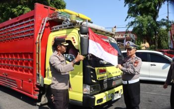 Sambut HUT ke-81 Kemerdekaan RI, Polres Maros Turun ke Jalan Bagikan Bendera Merah Putih kepada Pengendara