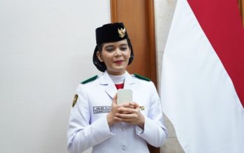 Di HUT ke-81 RI, Celina Olivia Bangga dan Terharu Bawa Baki Merah Putih di Hadapan Prabowo