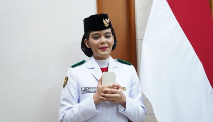 Di HUT ke-81 RI, Celina Olivia Bangga dan Terharu Bawa Baki Merah Putih di Hadapan Prabowo