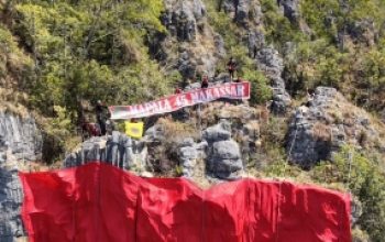 BUKAN DI LAPANGAN, MAPALA 45 BENTANGKAN MERAH PUTIH 25 X 15 METER DI TEBING KM 5 TANA TORAJA