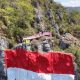 BUKAN DI LAPANGAN, MAPALA 45 BENTANGKAN MERAH PUTIH 25 X 15 METER DI TEBING KM 5 TANA TORAJA