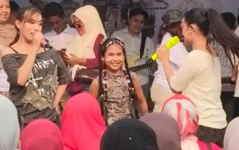 Aksi Penyanyi Cilik Viora Liandeska Bikin Anniversary PT Arka Putra Jaya ke-8 Makin Meriah