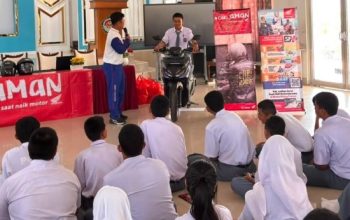 Edukasi keselamatan berkendara dikemas interaktif melalui kuis, doorprize, dan sesi tanya jawab bersama pelajar.