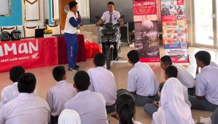 Edukasi keselamatan berkendara dikemas interaktif melalui kuis, doorprize, dan sesi tanya jawab bersama pelajar.