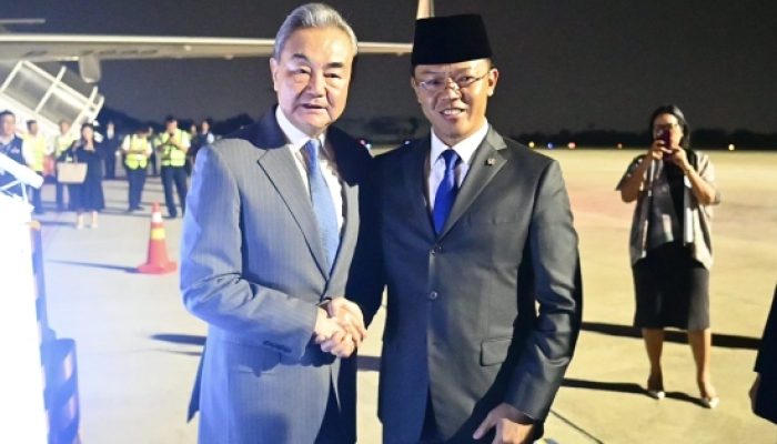 Menlu RI Sugiono Jemput Langsung Ketibaan Menlu RRT Wang Yi di Jakarta