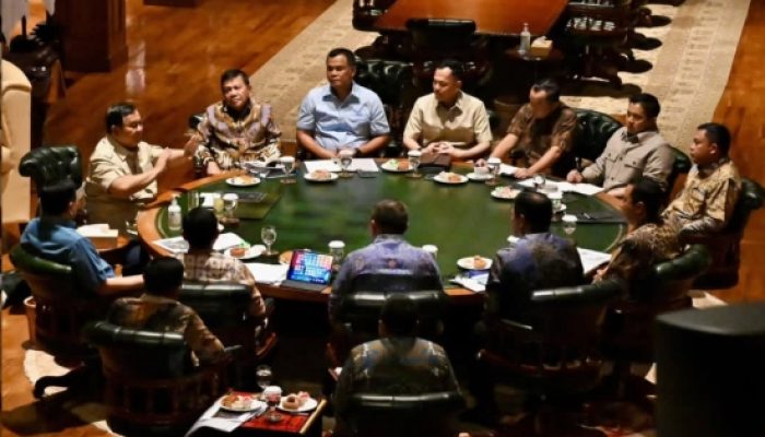 Gelar Rapat Minggu Sore hingga Malam di Hambalang, Prabowo Bahas Langkah Cepat Tangani Karhutla dan Gempa