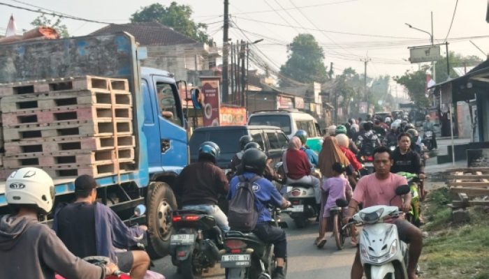 Perbaikan Jalan Cisoka-Cangkudu Picu Kemacetan, Warga Soroti Drainase dan Keluhkan Usaha Terganggu