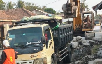 Proyek Betonisasi Cisoka–Cangkudu Picu Kemacetan, Warga Soroti Pengaturan Lalu Lintas dan Material Bongkaran