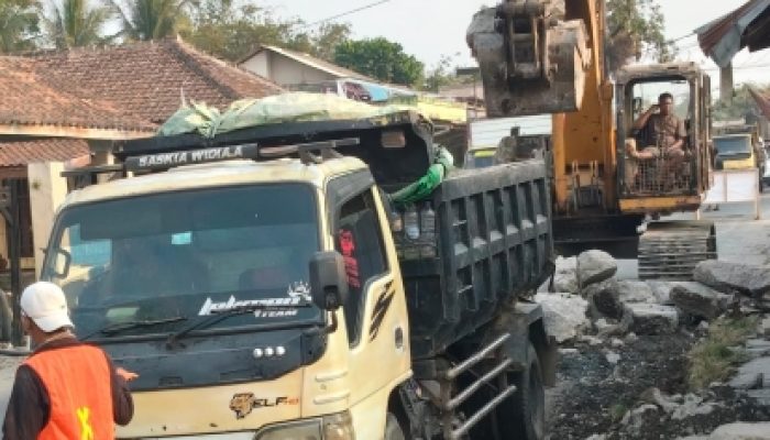 Proyek Betonisasi Cisoka–Cangkudu Picu Kemacetan, Warga Soroti Pengaturan Lalu Lintas dan Material Bongkaran