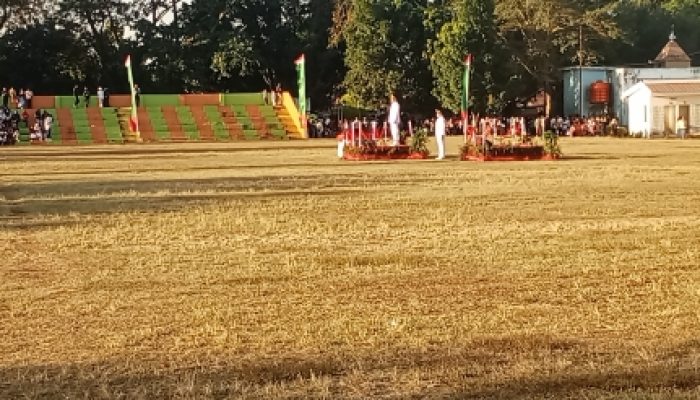 Wabup Pembina Upacara ,Warga Antusias Saksikan Penurunan Bendera HUT RI ke-81, Semangat Kebangsaan Bergema di Takalar
