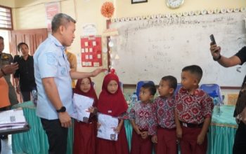 Sehari Empat Program: Bupati Jeneponto Serahkan Seragam Sekolah, Perkuat Kesiapsiagaan Bencana, Tinjau Usaha Garam, dan Dorong Pemberdayaan Perempuan