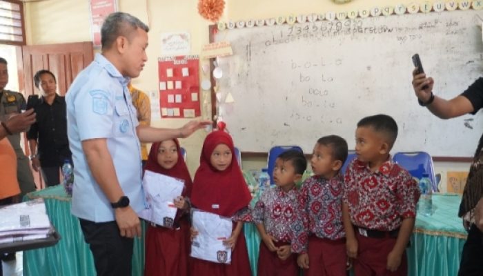 Sehari Empat Program: Bupati Jeneponto Serahkan Seragam Sekolah, Perkuat Kesiapsiagaan Bencana, Tinjau Usaha Garam, dan Dorong Pemberdayaan Perempuan