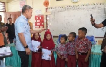 Sehari Empat Program: Bupati Jeneponto Serahkan Seragam Sekolah, Perkuat Kesiapsiagaan Bencana, Tinjau Usaha Garam, dan Dorong Pemberdayaan Perempuan