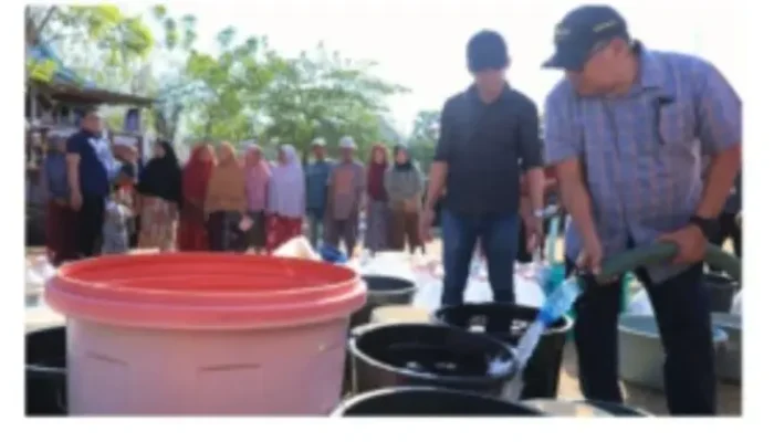 Tak Kenal Hari Libur, Bupati Daeng Manye Turun Langsung Salurkan Air Bersih untuk Warga Terdampak Kekeringan