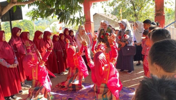 Tari Paddupa Sambut Tim Asesor, SDN 204 Inpres Balang Jalani Visitasi Akreditasi