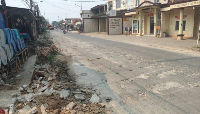 Jalan Dibongkar dan Dicor Berulang, Warga Cisoka Keluhkan Got Tak Terurus hingga Banjir