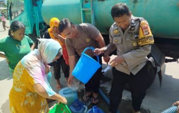 Polsek Lau Salurkan 5.500 Liter Air Bersih untuk Warga Terdampak Kekeringan