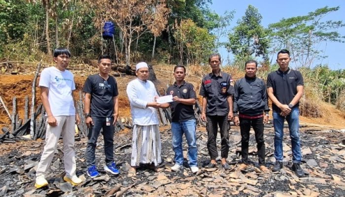 Peduli Ponpes Terbakar di Cijaku, LSM Harimau dan Ormas BPPKB Serahkan Bantuan