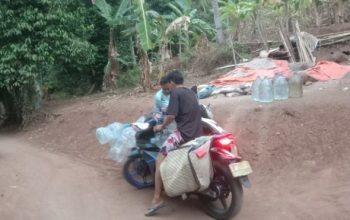Segalon Air Harus Dibayar dengan Keringat dan Nyali, Warga Nangka Bubur Menjerit di Tengah Kekeringan