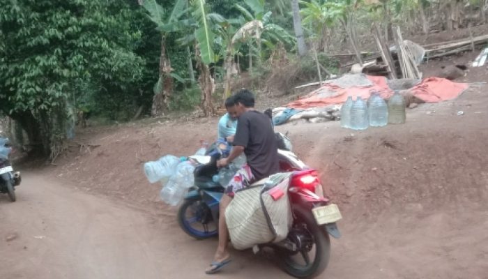 Segalon Air Harus Dibayar dengan Keringat dan Nyali, Warga Nangka Bubur Menjerit di Tengah Kekeringan